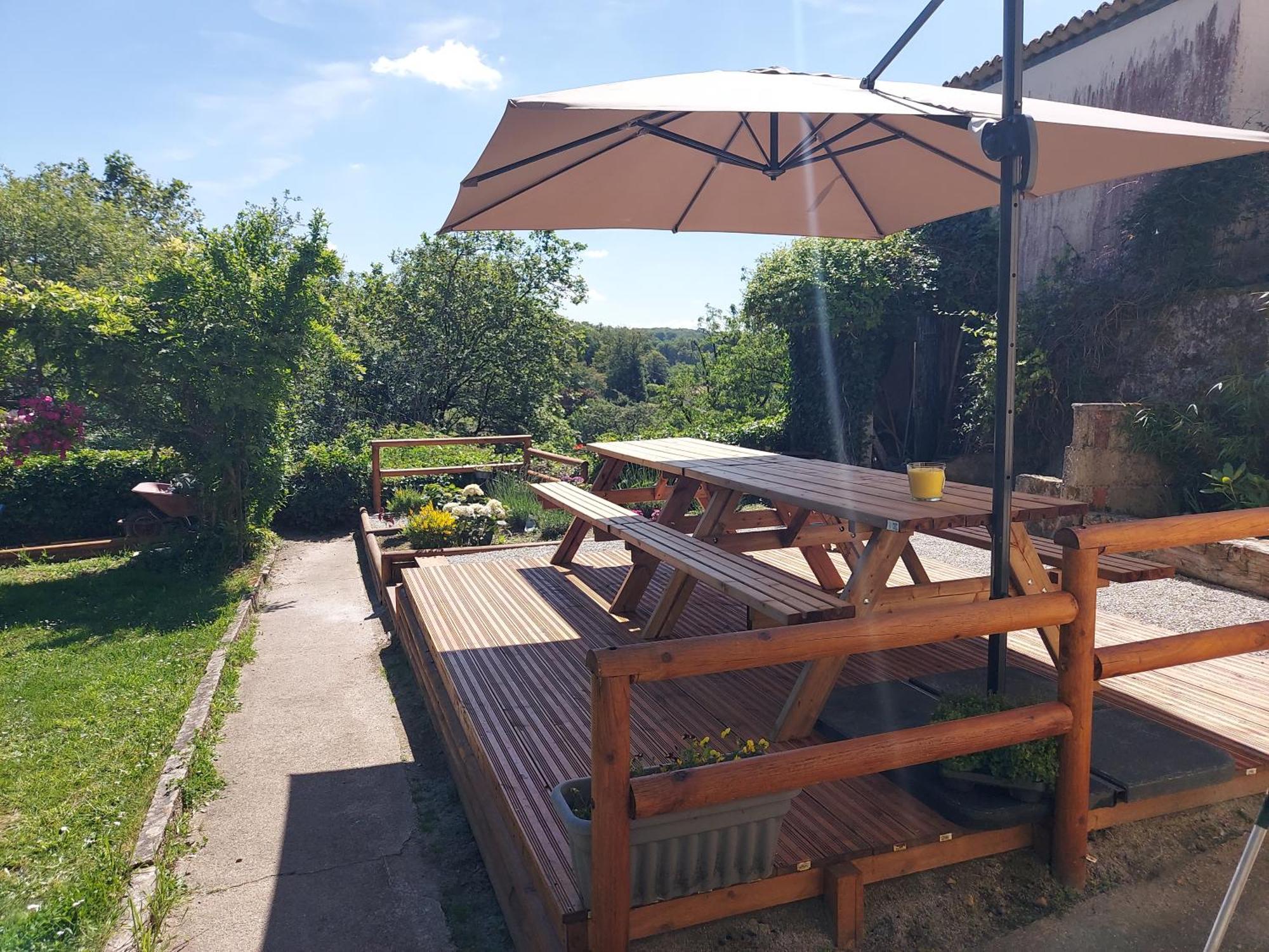 Charming Two Bedroom Gite With Beautiful Gardens Confolens Bagian luar foto