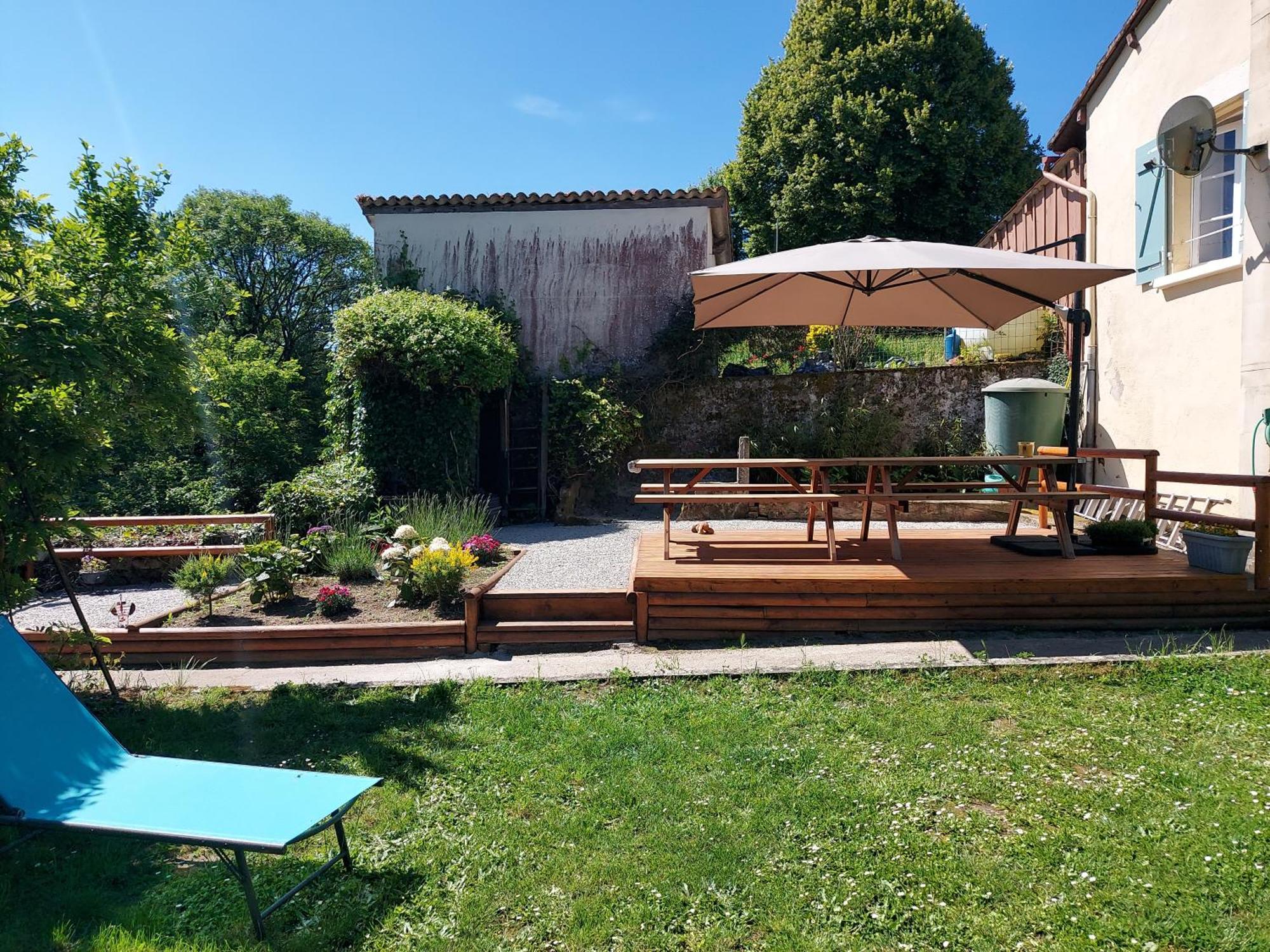 Charming Two Bedroom Gite With Beautiful Gardens Confolens Bagian luar foto
