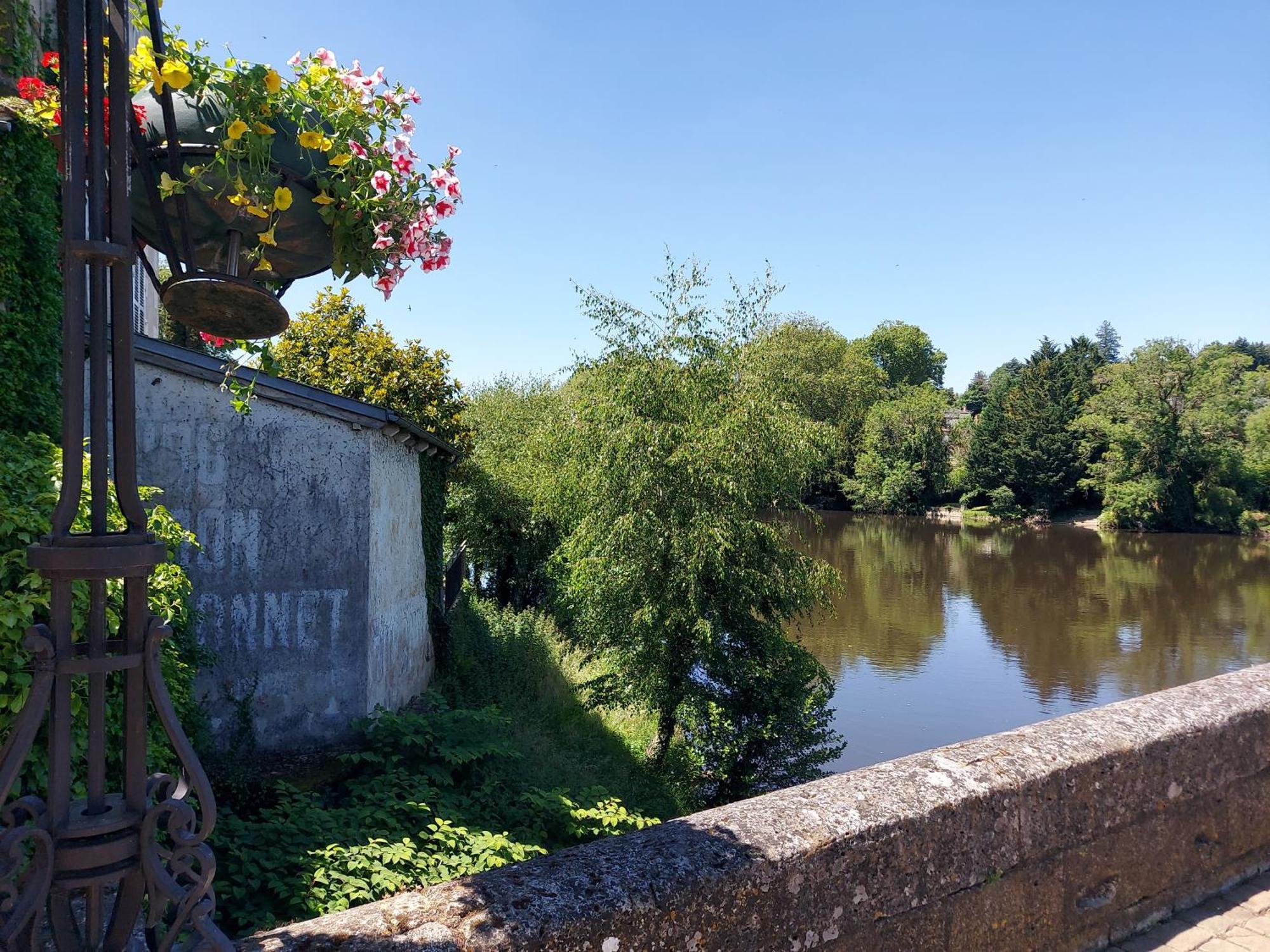 Charming Two Bedroom Gite With Beautiful Gardens Confolens Bagian luar foto