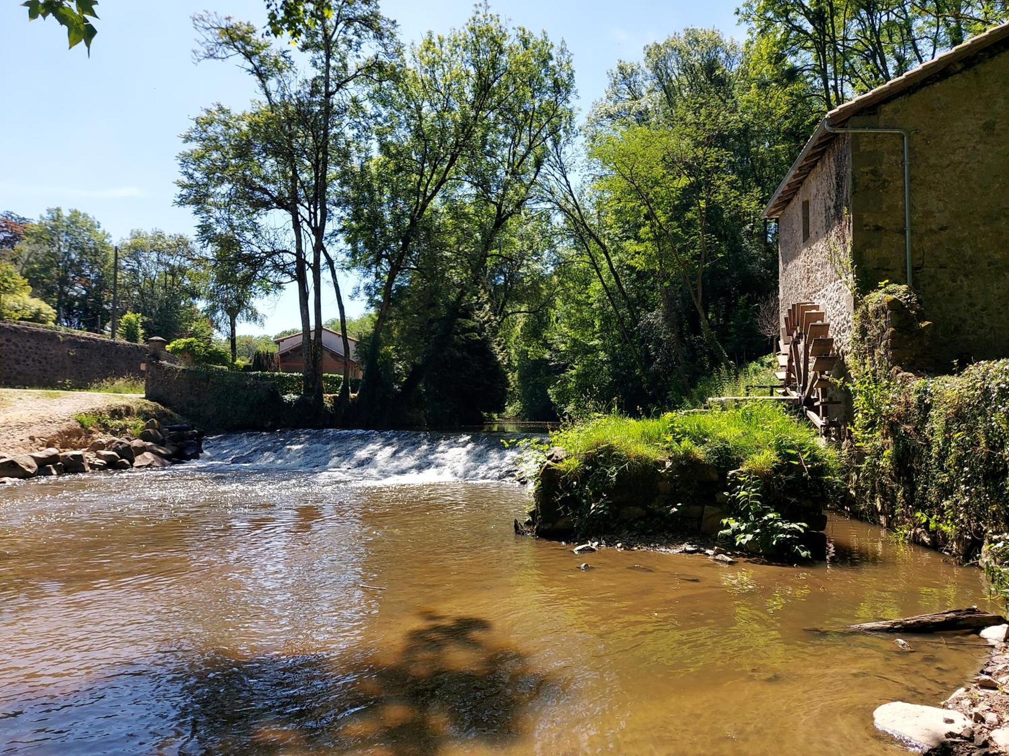 Charming Two Bedroom Gite With Beautiful Gardens Confolens Bagian luar foto