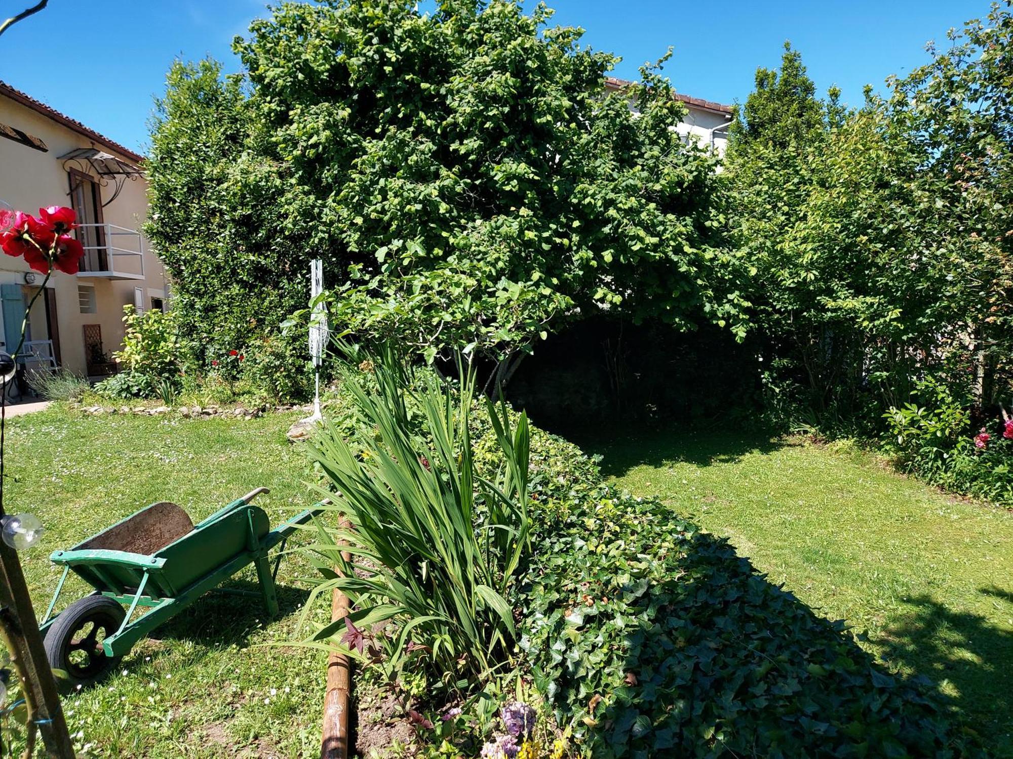 Charming Two Bedroom Gite With Beautiful Gardens Confolens Bagian luar foto