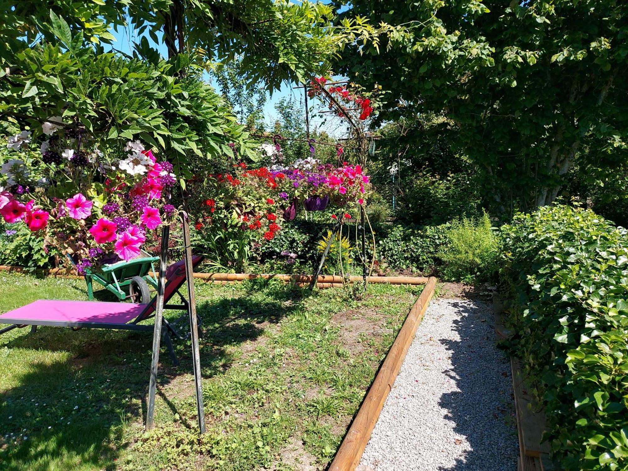 Charming Two Bedroom Gite With Beautiful Gardens Confolens Bagian luar foto