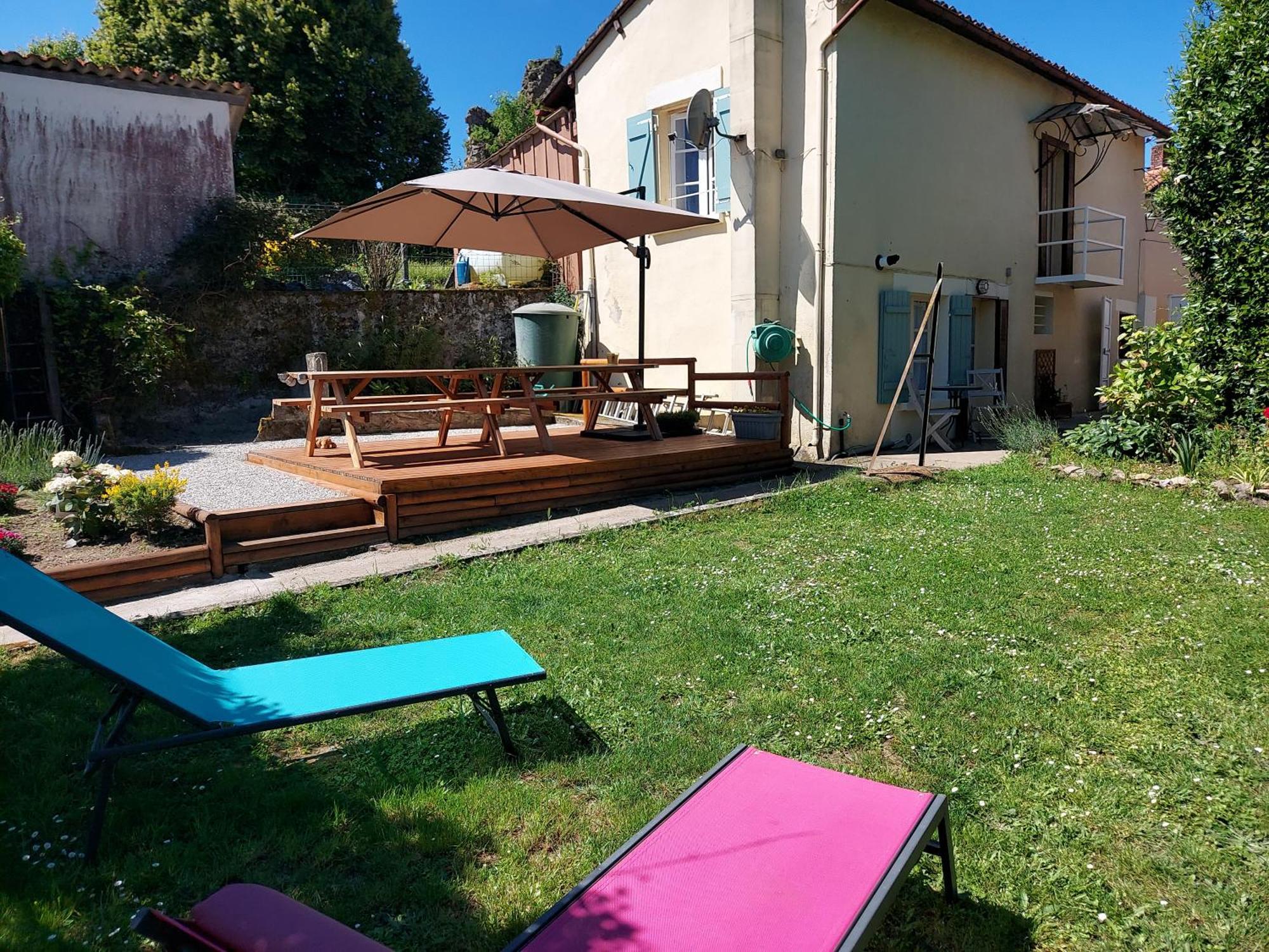 Charming Two Bedroom Gite With Beautiful Gardens Confolens Bagian luar foto