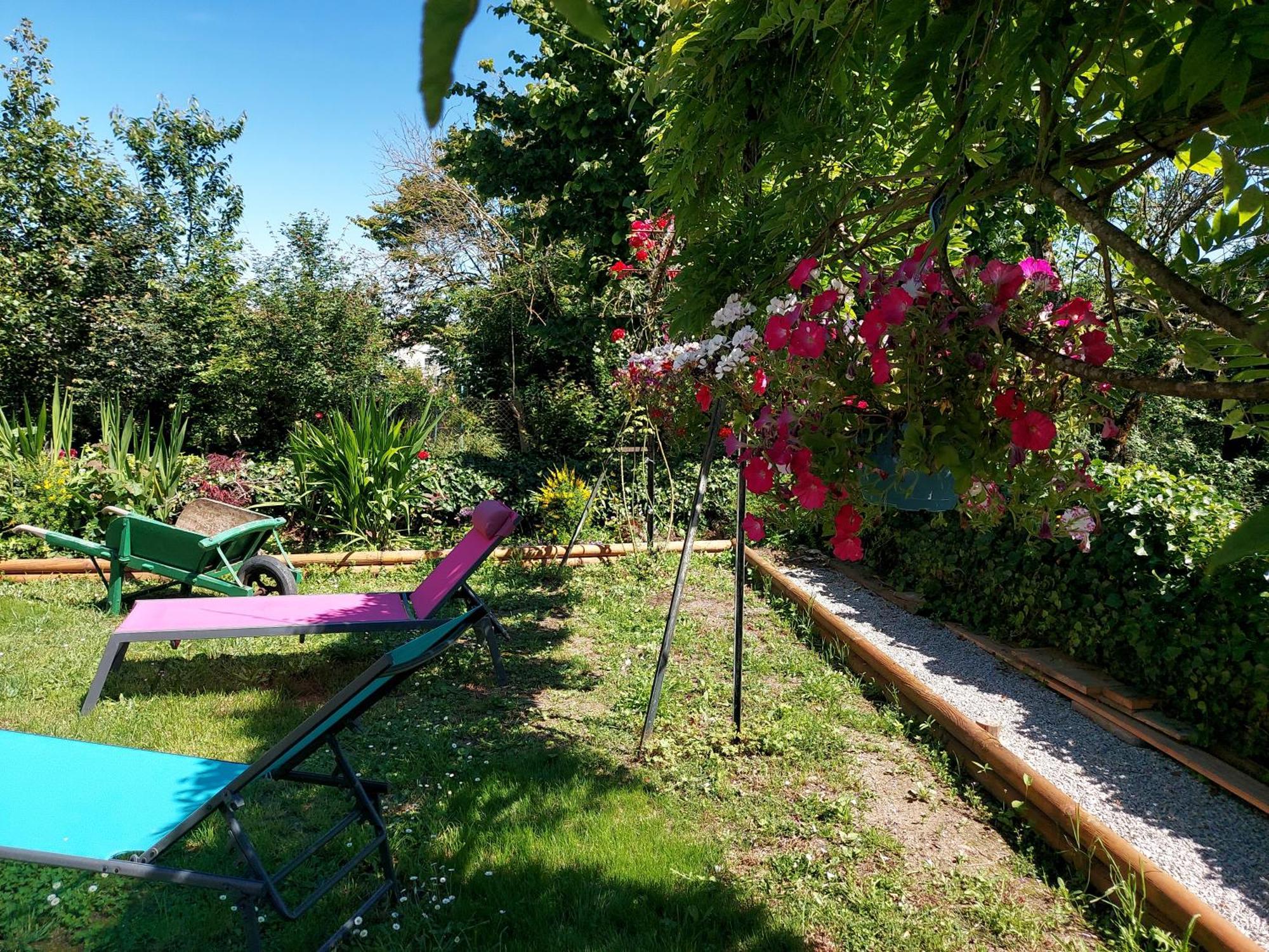Charming Two Bedroom Gite With Beautiful Gardens Confolens Bagian luar foto